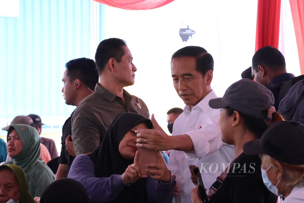 Presiden Joko Widodo menyapa warga Kecamatan Kelapa Gading yang menerima bantuan pangan di Kompleks Pergudangan Bulog Sunter Timur II, Kelapa Gading, Jakarta, Senin (11/9/2023). Warga pun antusias meminta foto bersama Presiden.