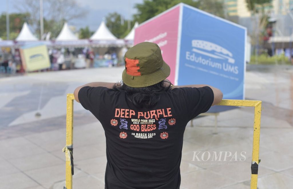 Penonton mengenakan kaus konser Deep Purple untuk menyaksikan konser Deep Purple di Edutorium UMS, Surakarta, Jawa Tengah, Jumat (10/3/2023).