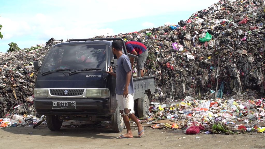 Suasana di Tempat Pemrosesan Akhir Aki Babu, Kota Tarakan, Kalimantan Utara, Jumat (30/9/2022). Setahun terakhir, sampah di tempat ini melebihi kapasitas TPA dengan rata-rata jumlah sampah masuk 156 ton per hari. TPA baru sedang disiapkan.