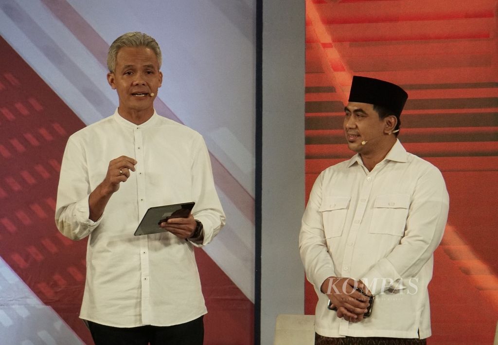 Pasangan Ganjar Pranowo-Taj Yasin dalam sebuah acara debat publik calon kepala daerah Jawa Tengah tahun 2018