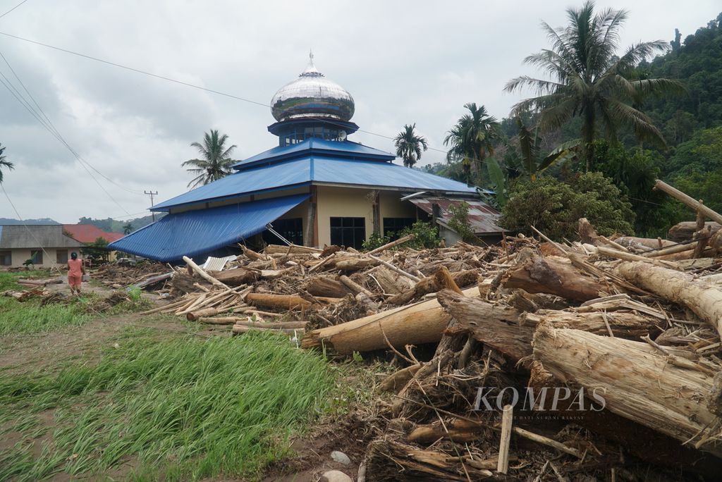 Kondisi salah satu masjid yang diterjang banjir bandang di Kampung Batu Bala, Nagari Ganting Mudiak Utara Surantih, Kecamatan Sutera, Kabupaten Pesisir Selatan, Sumatera Barat, Selasa (12/3/2024). 
