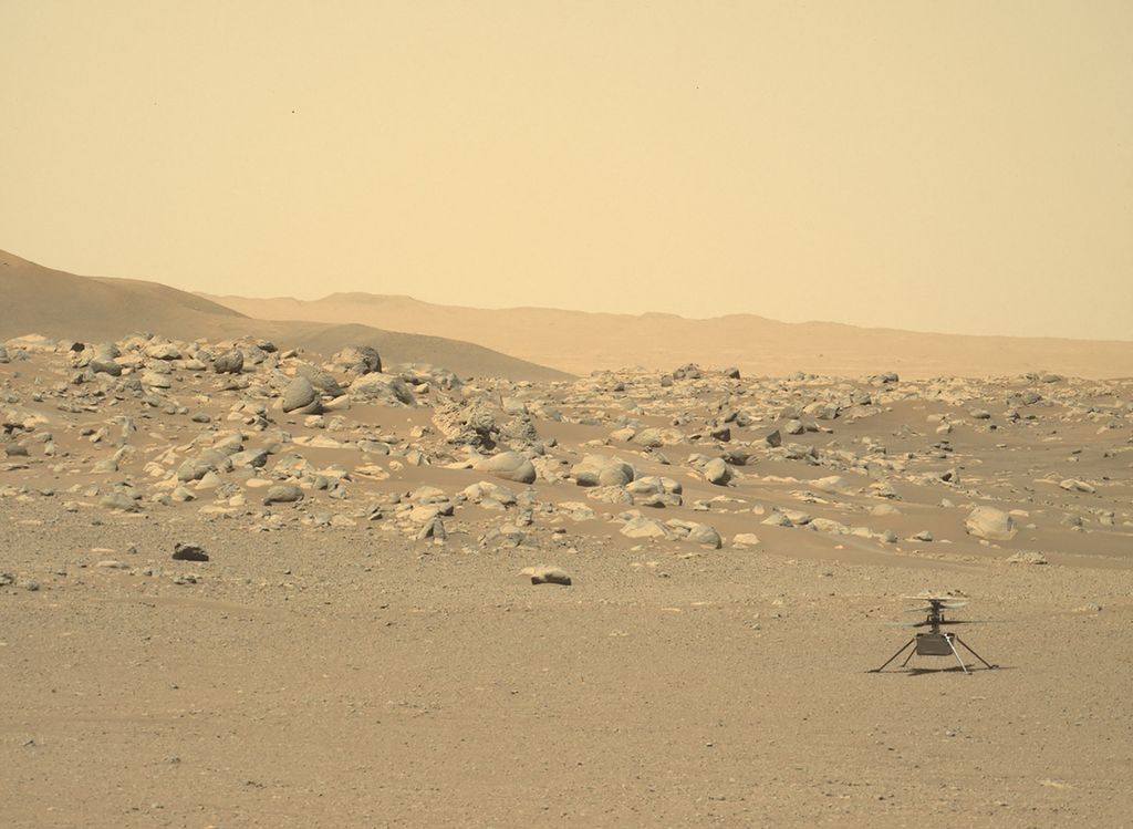 Foto NASA yang diperoleh pada 25 Juli 2021 ini menunjukkan Helikopter Mars Ingenuity NASA (kanan) yang difoto penjelajah Mars Perseverance menggunakan Kamera Mastcam-Z Kiri, terdiri dari sepasang kamera yang terletak tinggi di tiang penjelajah.