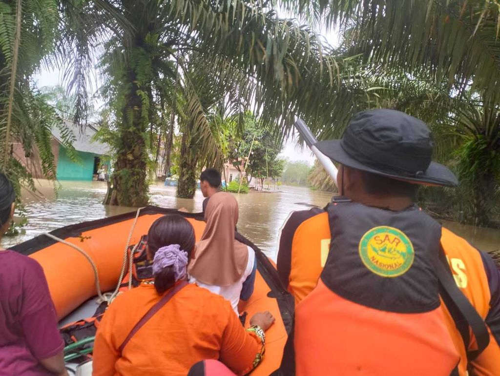 Tim Basarnas Lampung mengevakuasi warga yang terjebak banjir di Kabupaten Lampung Tengah dan Tulang Bawang, Lampung, Kamis (9/3/2023).