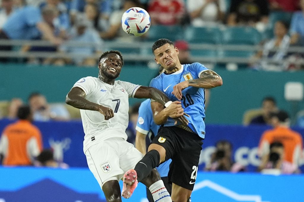 Pemain Uruguay, Maximiliano Araujo (kanan), berebut bola dengan pemain Panama, Jose Rodriguez, pada laga Grup C Copa America di Stadion Hard Rock, Miami Gardens, Florida, Amerika Serikat, Minggu (23/6/2024) waktu setempat. Uruguay menang 3-1 pada laga itu.