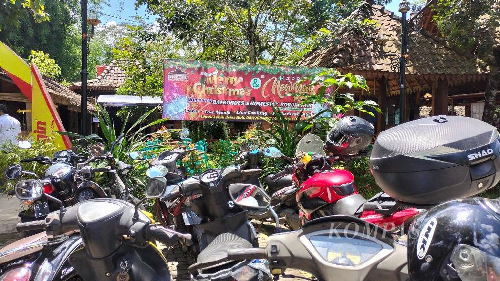 Spanduk berisi informasi tentang acara pergantian tahun terpasang di Balkondes Borobudur, Kabupaten Magelang, Jawa Tengah, Rabu (21/12/2022).