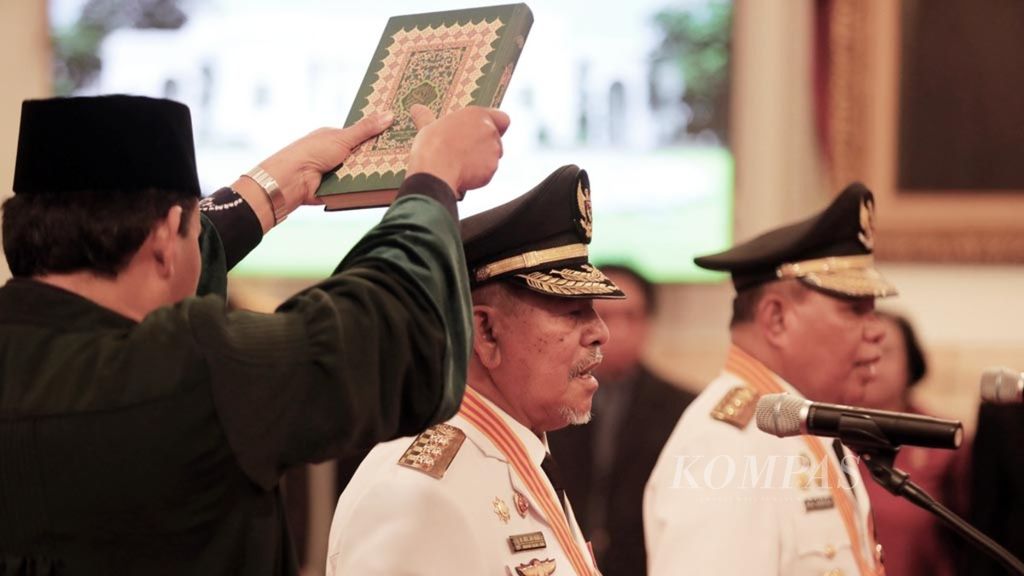 Pelantikan Gubernur dan Wakil Gubernur terpilih Maluku Utara Abdul Gani Kasuba dan Al Yasin oleh Presiden Joko Widodo di Istana Negara Jakarta, Jumat (10/5/2019). 