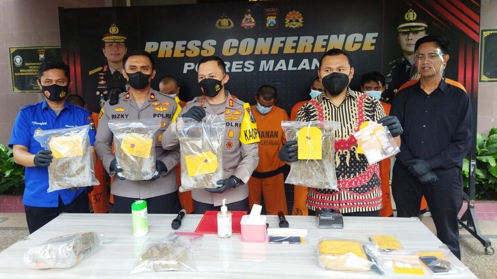 Kepala Polres Malang Ajun Komisaris Besar Ferli Hidayat (tengah) menunjukkan barang bukti narkoba dalam konferensi pers, Jumat (25/3/2022), di Markas Polres Malang di Kepanjen. 