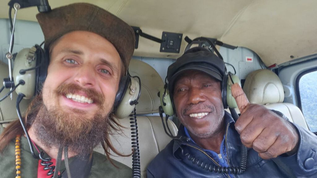 Phillip Mark Mehrtens berswafoto bersama Edison Nggwijangge di dalam helikopter dari Nduga menuju Timika, Papua Tengah, Sabtu (21/9/2024).