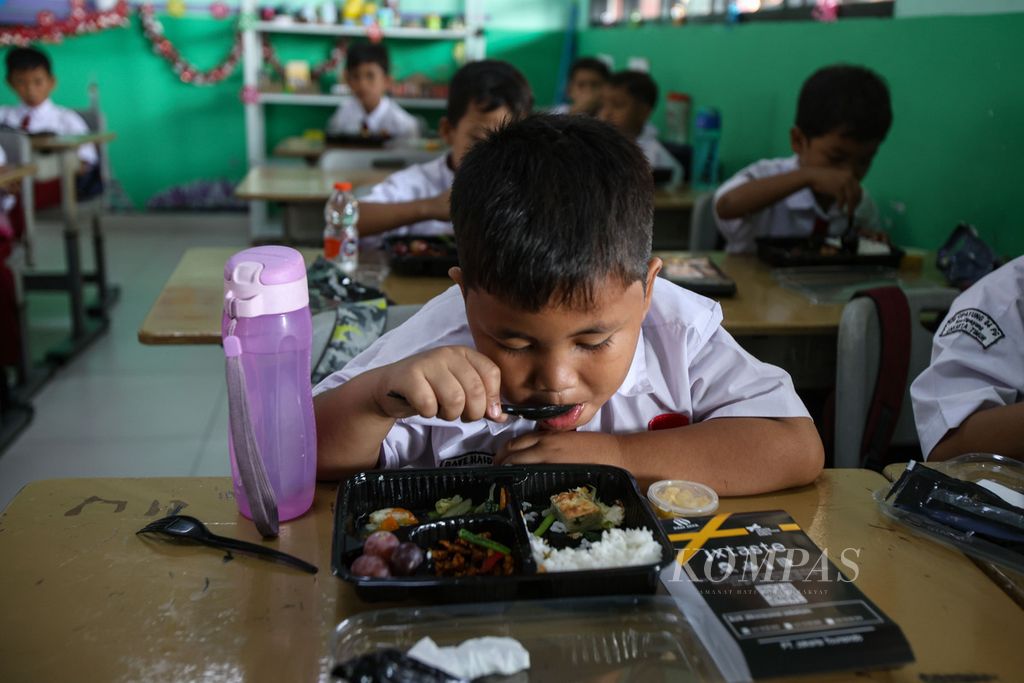 Seorang siswa lahap memakan makanan saat simulasi program makan bergizi gratis di SDN 04 Cipayung, Jakarta Timur, Senin (26/8/2024). Pemerintah Provinsi DKI Jakarta kembali menggelar uji coba program makan bergizi gratis. Uji coba ini menjadi uji coba ketiga Pemerintah Provinsi DKI ke sekolah-sekolah. 