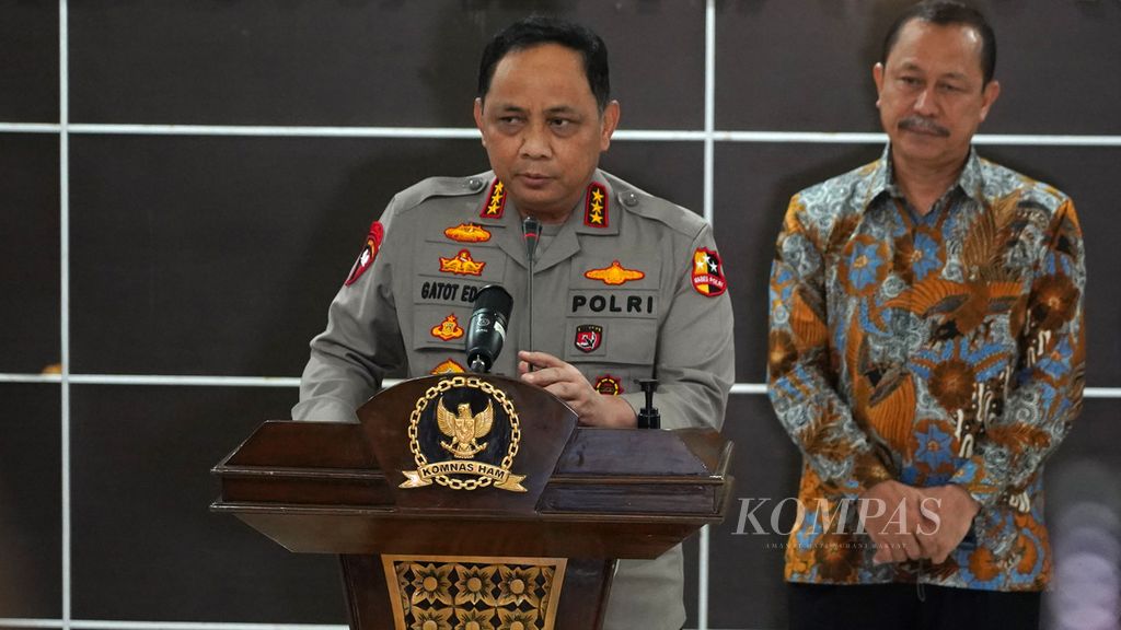 Wakil Kepala Kepolisian Republik Indonesia Komjen (Pol) Gatot Eddy Pramono (kiri) dan Ketua Komisi Nasional Hak Asasi Manusia Ahmad Taufan Damanik (kanan) memberi keterangan kepada wartawan di  Kantor Komnas HAM, Jakarta, Jumat (15/7/2022). 