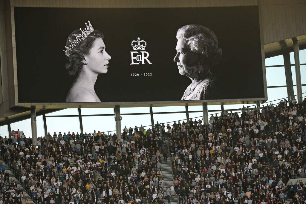 Layar raksasa menampilkan foto Ratu Elizabeth II sebagai penghormatan sebelum pertandingan Liga Inggris antara Tottenham Hotspur dan Leicester City di Stadion Tottenham Hotspur, London, Minggu (18/9/2022) dini hari WIB. Spurs menang telak, 6-2. 