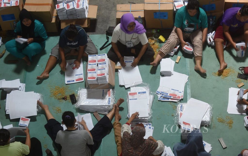 Pekerja menyortir dan melipat surat suara Pemilu 2024 di Gudang KPU Surabaya, Surabaya, Kamis (21/12/2023). Penyortiran dan pelipatan yang telah berlangsung dua hari tersebut dilakukan untuk surat suara pemilihan umum DPRD Jatim. Target penyortiran dan pelipatan sebanyak 500.000 surat suara perhari. Sebanyak 540 pekerja dilibatkan dalam kegiatan tersebut. 