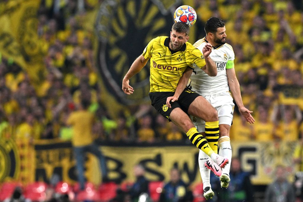 Pemain Dortmund Niclas Fuellkrug (kiri) berebut bola dengan pemain Real Madrid Nacho Fernandez pada final Liga Champions di Stadion Wembley, di London, 1 Juni 2024. 