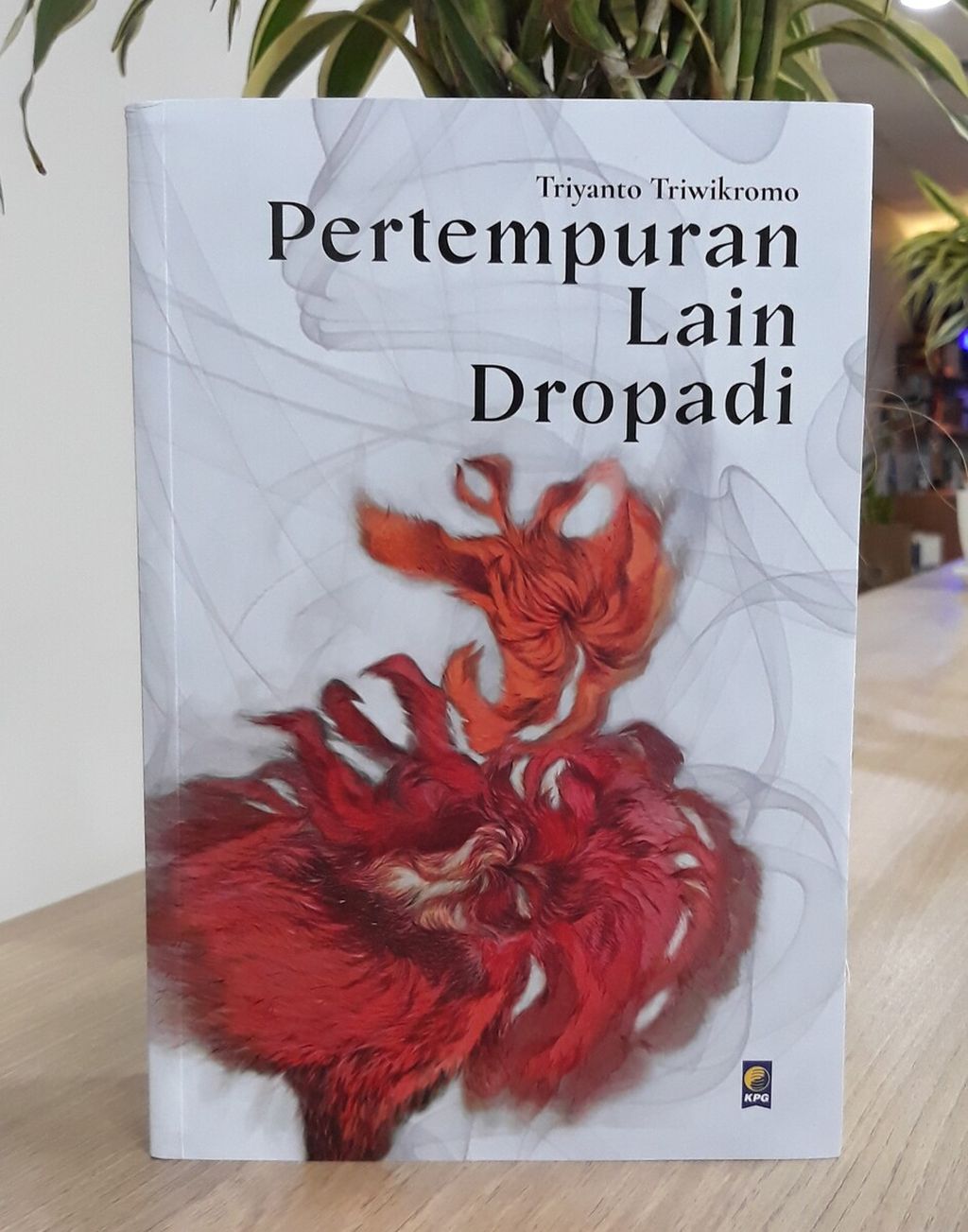 Sampul buku <i>Pertempuran Lain Dropadi</i> (KPG, 2022)