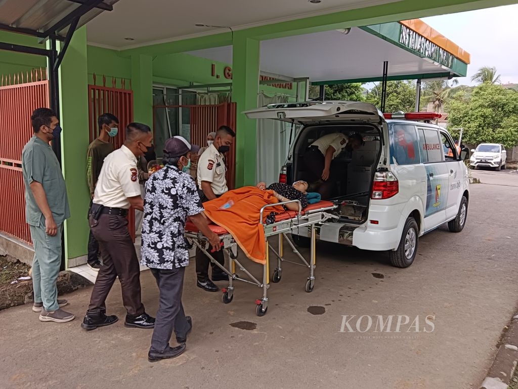 Proses evakuasi salah satu korban luka dalam peristiwa tabrakan antara KA Turangga dan KA Commuterline Bandung Raya di Rumah Sakit Umum Daerah Cicalengka, Kabupaten Bandung, Jawa Barat, Jumat (5/1/2024). Total sebanyak 35 orang terluka akibat insiden ini.