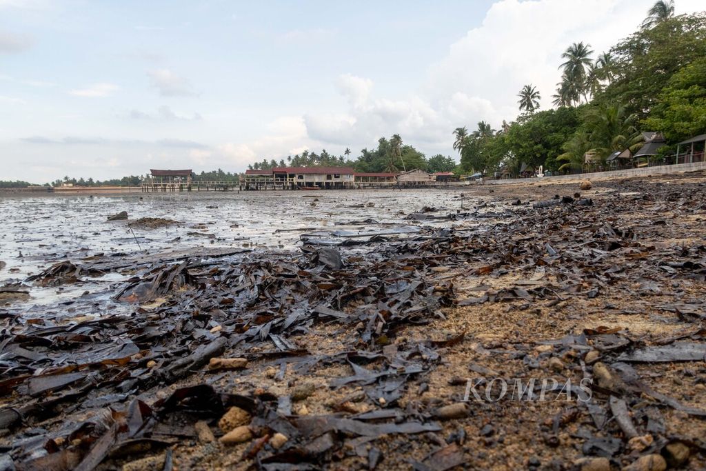 Limbah minyak hitam mengotor pesisir Nongsa, Kota Batam, Kepulauan Riau, Jumat (5/5/2023).