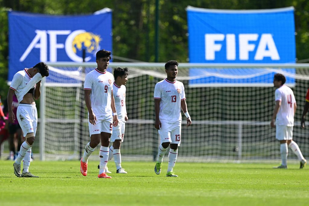 Indonesian players leave the field after being defeated by Guinea in the pre-Olympic playoff match to compete for the final place in the football event at the Paris 2024 Olympics, in Clairefontaine-en-Yvelines, Paris, Thursday (9/5/2024) .
