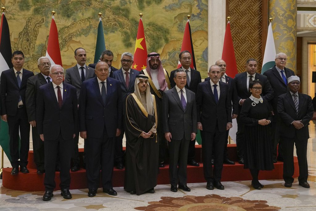  Menteri Luar Negeri China Wang Yi (latar depan tengah) berdiri bersama rekan-rekannya dari kiri, Menlu Palestina Riyad al-Maliki, Menlu Mesir Sameh Shoukry, Menlu Arab Saudi Faisal bin Farhan Al Saud, Wakil Perdana Menteri dan Menlu Jordania Ayman Safadi, Menlu RI Retno Marsudi, Sekretaris Jenderal Organisasi Kerja Sama Islam (OKI) Hissein Brahim Taha dan delegasinya saat berfoto bersama sebelum pertemuan di Wisma Negara Diaoyutai di Beijing, China, Senin (20/11/2023). 