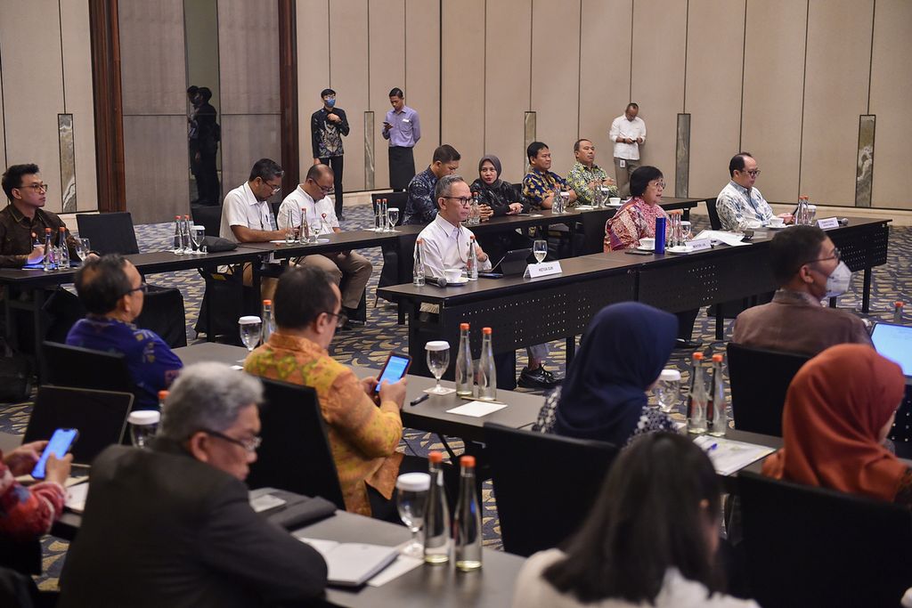 Ketua Dewan Komisioner Otoritas Jasa Keuangan Mahendra Siregar, Menteri Lingkungan Hidup dan Kehutanan Siti Nurbaya Bakar, dan Pemimpin Redaksi Kompas Sutta Dharmasaputra, dalam diskusi perubahan iklim di Jakarta, Jumat (21/7/2023).