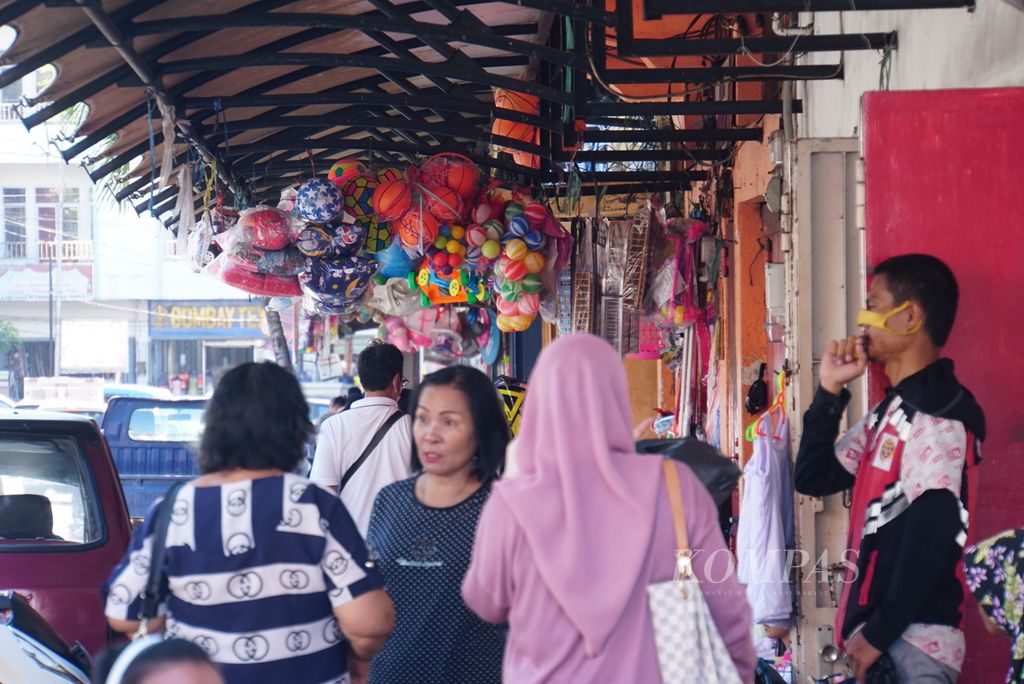 Keramaian di salah satu sisi pertokoan di Pasar 45, Manado, Sulawesi Utara, Senin (15/5/2023).