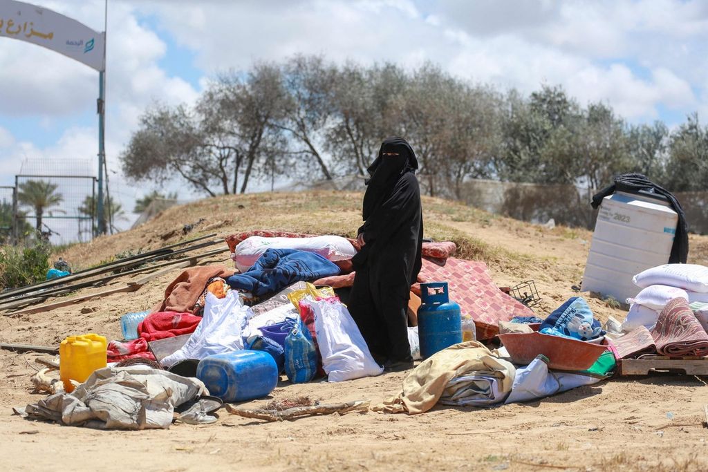 Palestinian residents who were displaced from Rafah, following Israel's ultimatum to leave the area, lowered their belongings to create a shelter in Khan Younis, southern Gaza, on Monday (6/5/2024).