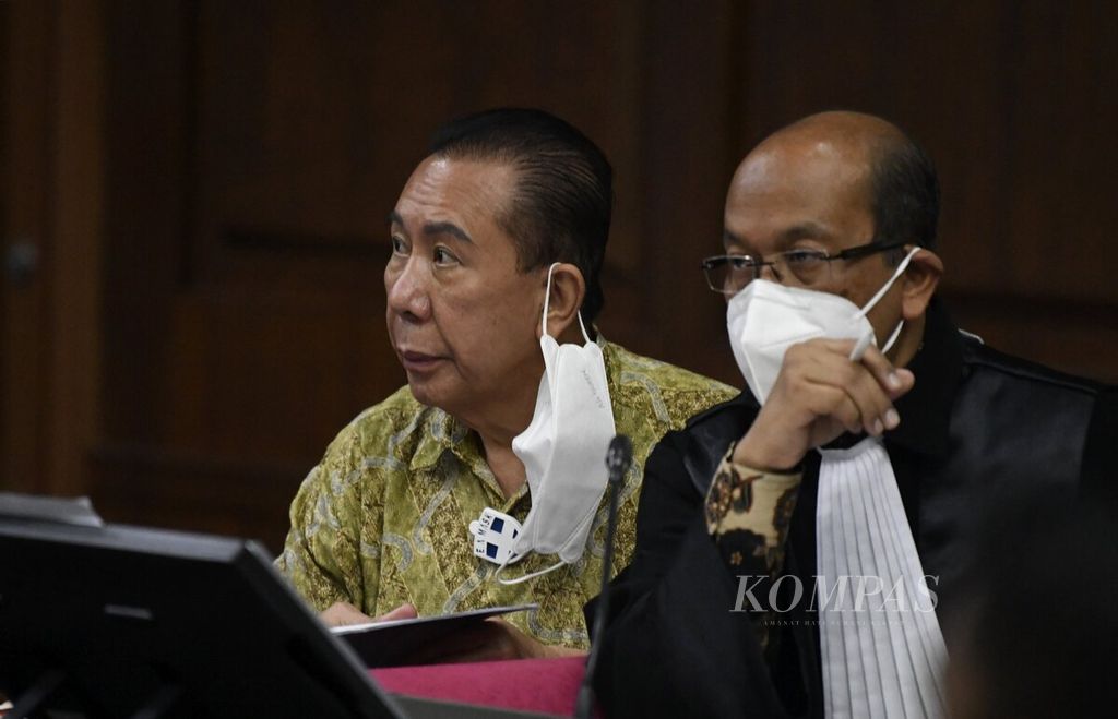 Terdakwa Joko S Tjandra (kiri), yang juga terpidana kasus hak tagih Bank Bali, mengikuti sidang lanjutan perkara suap penghapusan<i> red notice</i> di Pengadilan Tindak Pidana Korupsi Jakarta, Kamis (19/11/2020). 