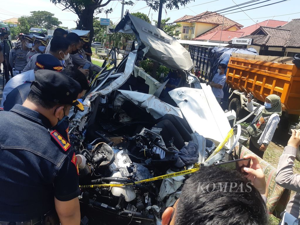 Polisi mengecek mobil Toyota Avanza bernomor polisi G 1031 CC saat olah tempat kejadian perkara kecelakaan maut di jalur pantai utara Gebang, Kabupaten Cirebon, Jawa Barat, Senin (4/4/2022). Setiap pengendara di jalan memikul tanggung jawab akan keselamatan diri dan orang lain.