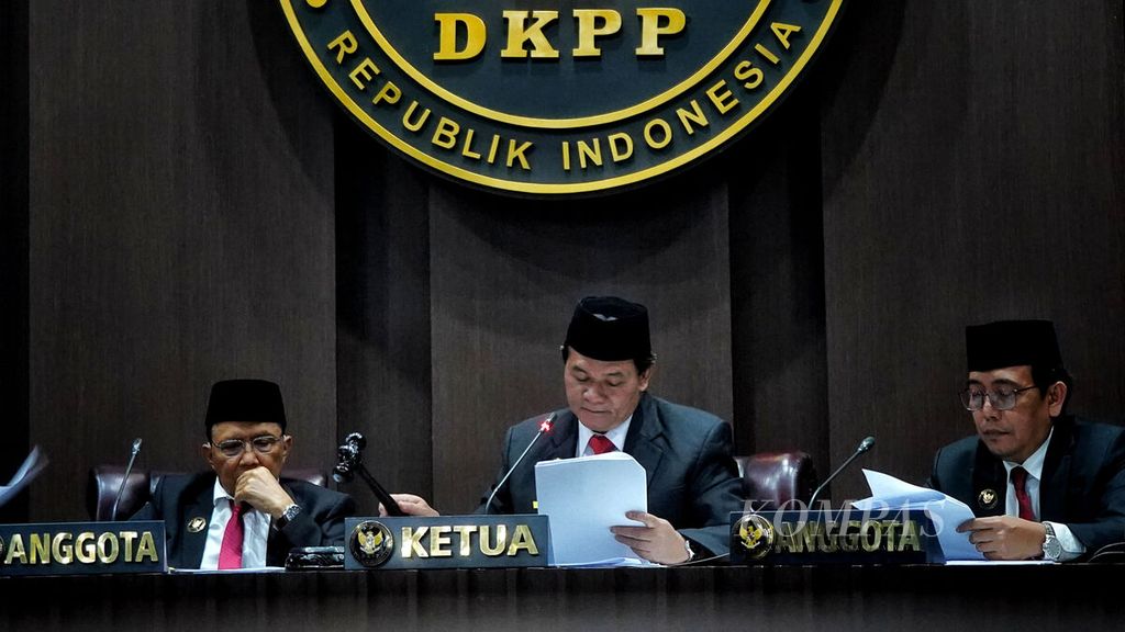Ketua Majelis Dewan Kehormatan Penyelenggara Pemilu Heddy Lugito (tengah) memukul palu saat sidang putusan etik atas pernyataan Ketua KPU terkait sistem penyelenggaraan Pemilu 2024 di Kantor Dewan Kehormatan Penyelenggara Pemilu (DKPP), Jakarta, Kamis (30/3/2023).