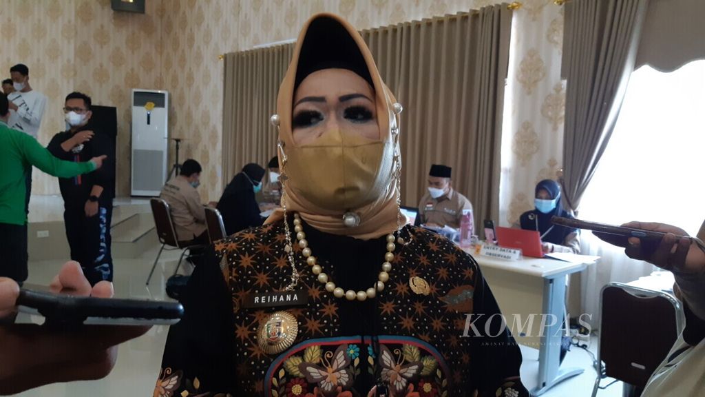 Kepala Dinas Kesehatan Lampung Reihana saat meninjau kegiatan vaksinasi penguat (<i>booster</i>) di Bandar Lampung, Lampung, Jumat (14/1/2022).
