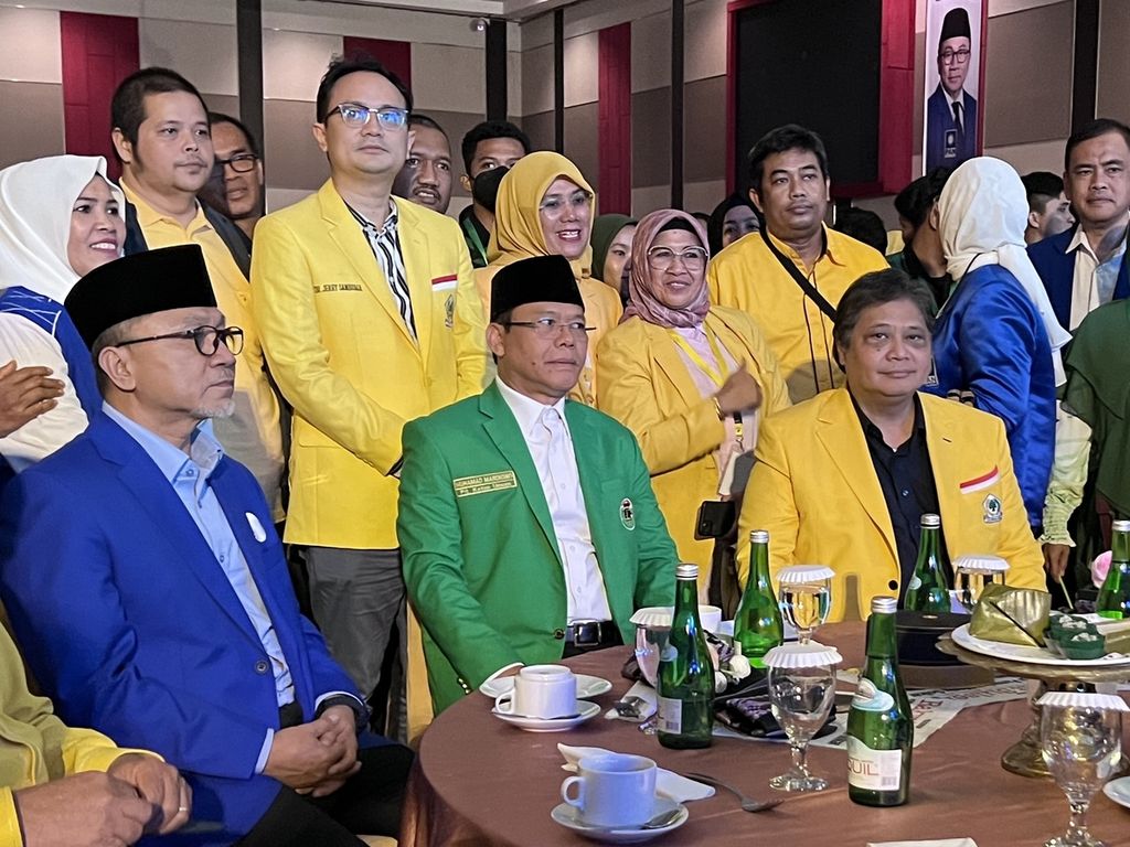Tiga pemimpin partai politik, yaitu Ketua Umum Partai Golkar Airlangga Hartarto (paling kanan), Ketua Umum PAN Zulkifli Hasan (paling kiri), dan Pelaksana Tugas Ketua Umum PPP Mardiono, duduk bersama dalam acara Silaturahmi Nasional KIB di Makassar, Minggu (6/11/2022). 