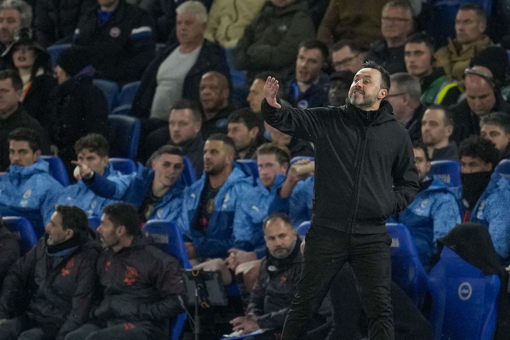 Brighton and Hove manager Roberto De Zerbi gave instructions to his players during the English Premier League match between Brighton and Hove Albion and Manchester City at Amex Stadium early in the morning of Friday, April 26th, 2024.