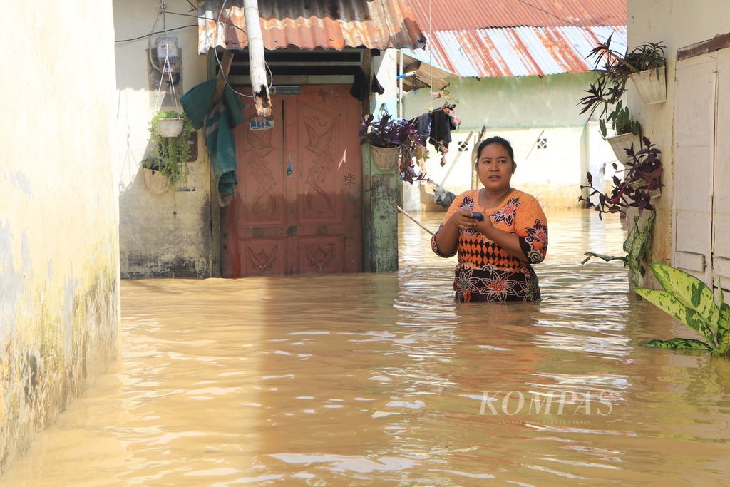 Warga menerobos banjir di Jalan Dipanegara, Padang Bulan, Kota Medan, Sumatera Utara, Sabtu (19/11/2022). Hujan lebat pada Jumat malam membuat sejumlah permukiman dan ruas jalan di Kota Medan tergenang banjir.