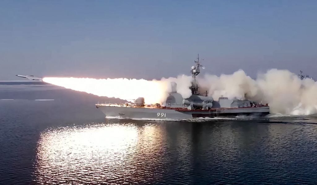 Foto yang diambil dari rekaman yang dirilis oleh Kementerian Pertahanan Rusia pada Selasa (28/3/2023) memperlihatkan kapal perang Rusia menembakkan rudal jelajah antikapal Moskit ke arah tiruan kapal yang berada di Laut Jepang. 
