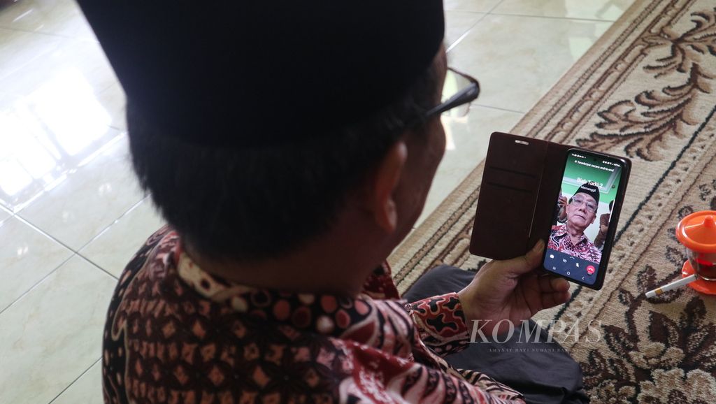Pengasuh Ponpes As-Salafiyah, KH Badruddin Hambali, menelepon anaknya, Robiah Bah, di Kabupaten Cirebon, Jawa Barat, Kamis (9/2/2023). Robiah yang sedang kuliah di Turki terdampak gempa pada Senin (6/2/2023).