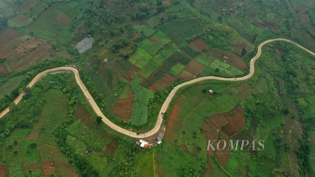 Jalan coran semen membelah areal tanaman sayur mayur di Desa Batulawang, Kecamatan Cipanas, Kabupaten Cianjur, Jawa Barat, Rabu (11/5/2022). 
