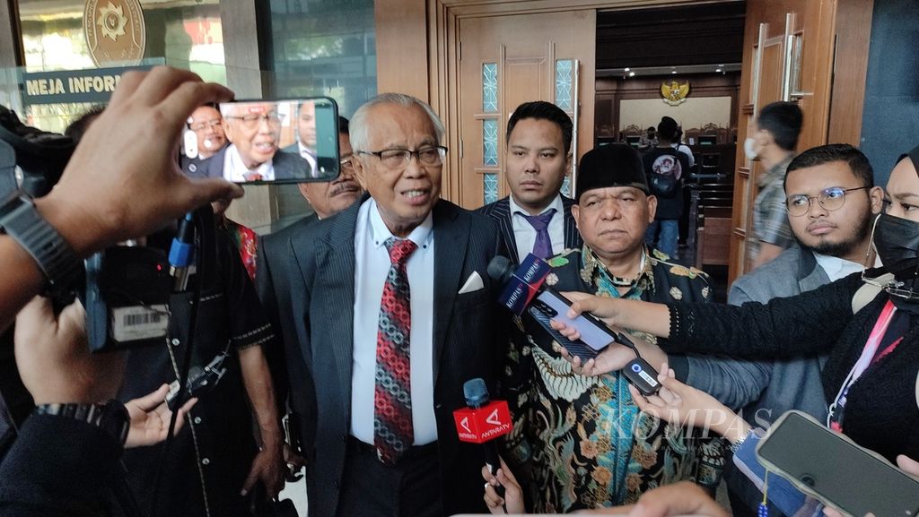 Penasihat hukum Lukas Enembe, OC Kaligis (kiri) dan Petrus Bala Pattyona (kanan), memberikan keterangan pers seusai sidang Lukas Enembe, Senin (4/9/2023), di Pengadilan Tindak Pidana Korupsi Jakarta.