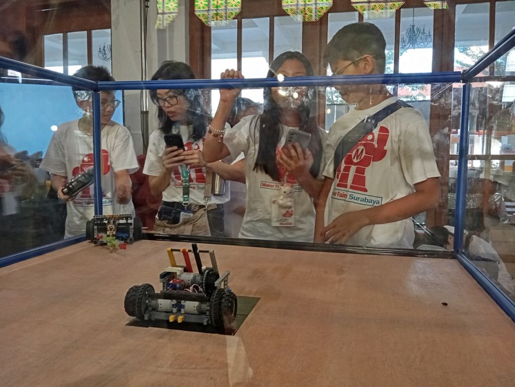 Pengunjung mengoperasikan robot mobil di sela Maker Faire Surabaya di Balai Pemuda, Surabaya, Jawa Timur, Sabtu (20/4/2024). 