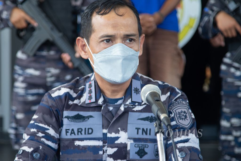 Komandan Pangkalan TNI Angkatan Laut Batam Kolonel Farid saat memberikan keterangan pers, Jumat (21/1/2022).