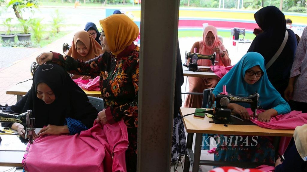 Sebanyak 40 ibu rumah tangga mengikuti pelatihan menjahit di RPTRA Nusantara, Ulujami, Jakarta, Rabu (13/3/2019). Kegaiatan tersebut bertujuan memberdayakan ibu-ibu rumah tangga yang diharapkan mampu menambah pendapatan keluarga. Dalam pelatihan ini, sebanyak empat praktisi tata busana mendampingi ibu-ibu selama tiga hari pelatihan.
