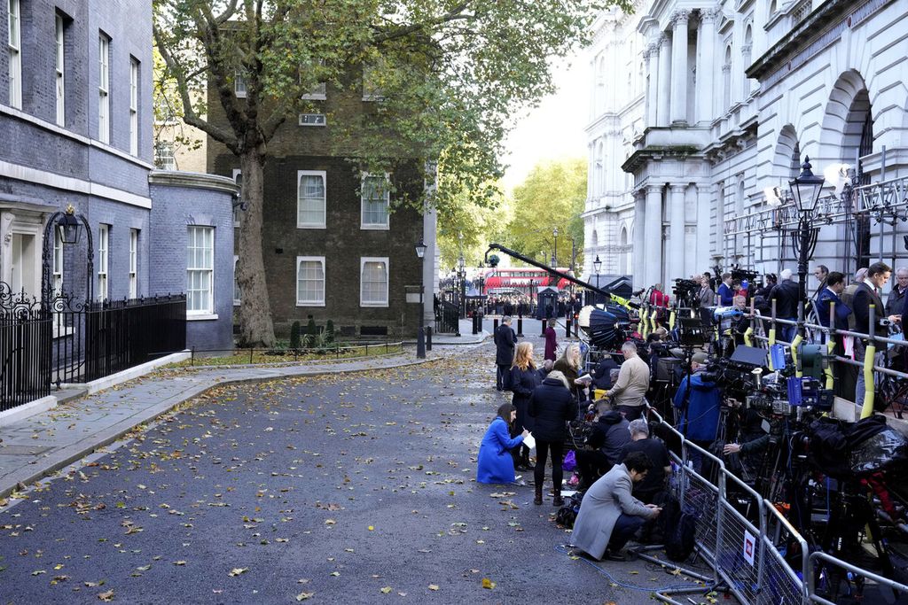 Wartawan dari berbagai media menunggu di luar tempat tinggal resmi Perdana Menteri Inggris di Downing Street, London, Senin (24/10/2022). Ini menjadi berita politik terbesar Inggris dengan pergantian Perdana Menteri. 
