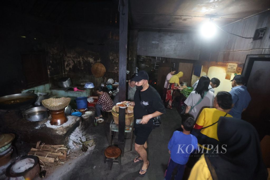Culinary fans buy gudeg at the Gudeg Pawon stall, Umbulharjo District, Yogyakarta, Monday (8/5/2023).