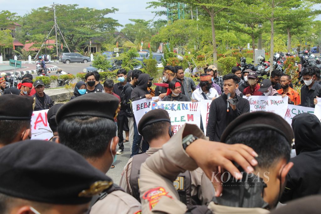 Mahasiswa dan warga Kinipan beraksi bersama di depan Pengadilan Tindak Pidana Korupsi di Palangkaraya, Kalimantan Tengah, Senin (31/1/2022), menuntut Kepala Desa Kinipan Willem Hengki dibebaskan.