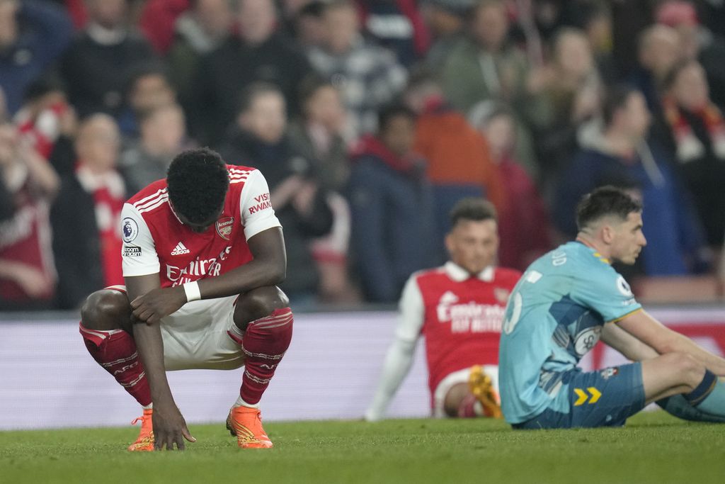 Ekspresi kecewa penyerang sayap Arsenal, Bukayo Saka, setelah Arsenal gagal mengalahkan Southampton pada  laga Liga Inggris di Stadion Emirates, London, Sabtu (22/4/2023) dini hari WIB.  