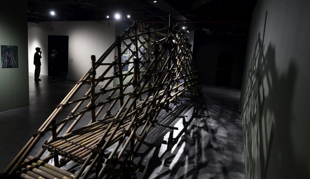 Arsitek Yori Antar menampilkan karya berjudul "Diajar Ti Urang Badui" dalam pameran seni kontemporer Artina #2 di galeri Gedung Sarinah, Thamrin, Jakarta Pusat, Kamis (16/3/2023).