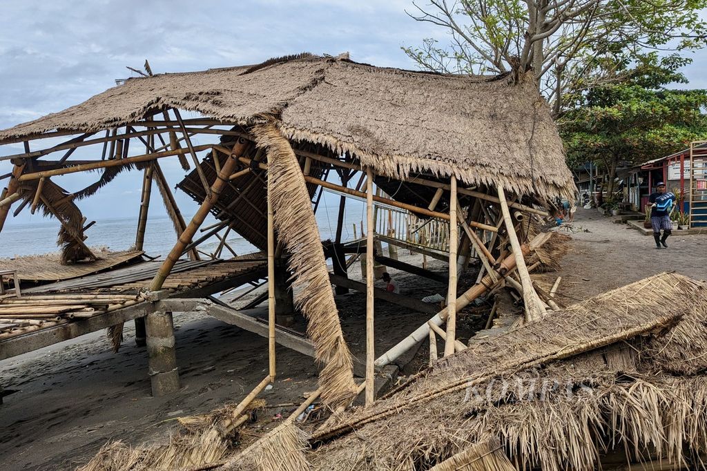 Bangunan kafe di Pantai Mapak Indah, Kelurahan Jempong Baru, Kota Mataram, Nusa Tenggara Barat, rusak berat seperti terlihat pada Rabu (28/12/2022). Kondisi itu terjadi akibat cuaca ekstrem berupa hujan lebat, angin kencang, dan gelombang pasang yang melanda kawasan tersebut pada Jumat (23/12).