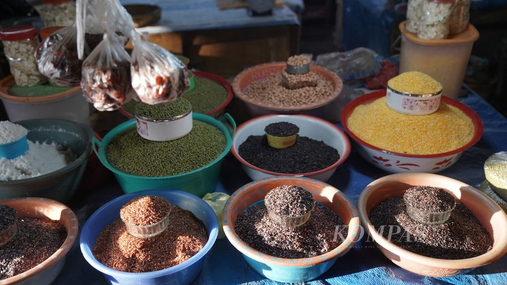 Bermacam biji-bijian dijual di Pasar Senja TPI Lewoleba, Pulau Lembata, Nusa Tenggara Timur, Kamis (10/8/2023). Pasar yang berada di pinggir pantai tersebut hanya buka mulai sore hari. Bermacam sayuran dan hasil laut melimpah dengan harga terjangkau tersedia di pasar tersebut. 