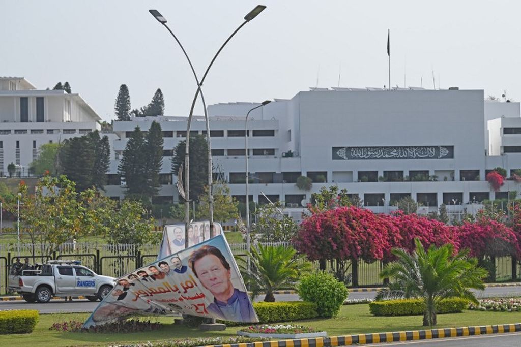 Personel keamanan berpatroli di depan gedung parlemen di Islamabad, 3 April 2022, ketika Perdana Menteri Imran Khan meminta para pendukungnya untuk turun ke jalan menjelang mosi tidak percaya parlemen yang dapat membuatnya digulingkan dari jabatannya. 