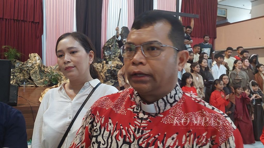 Kepala Paroki Katedral Keluarga Kudus Banjarmasin RP Ignasius Tari MSF di Banjarmasin, Kalimantan Selatan, Jumat (29/3/2024).
