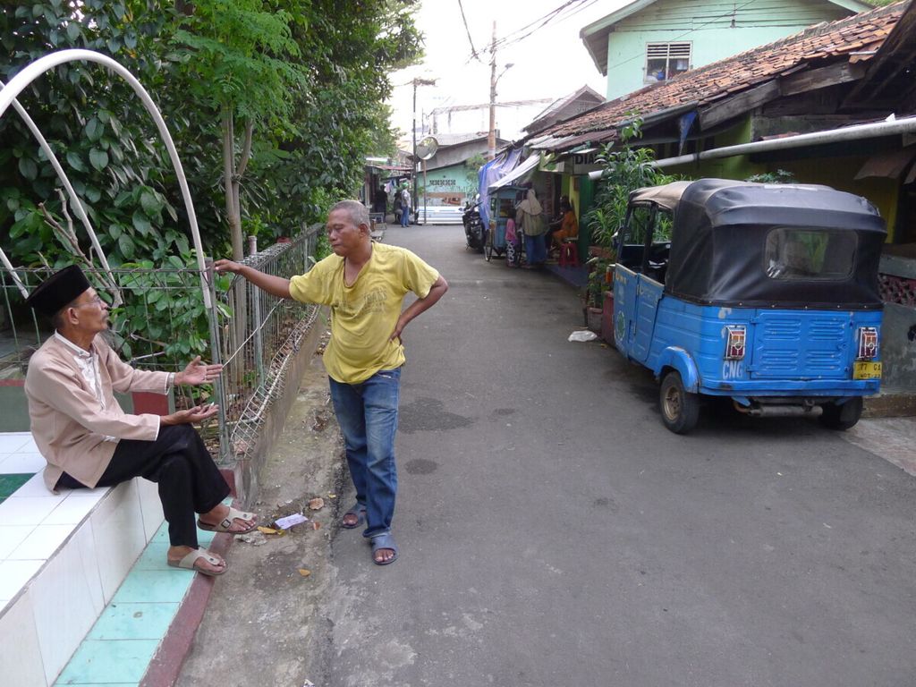 Warga mengobrol di Jalan Kenari 1, Jakarta, Selasa (27/4/2021).