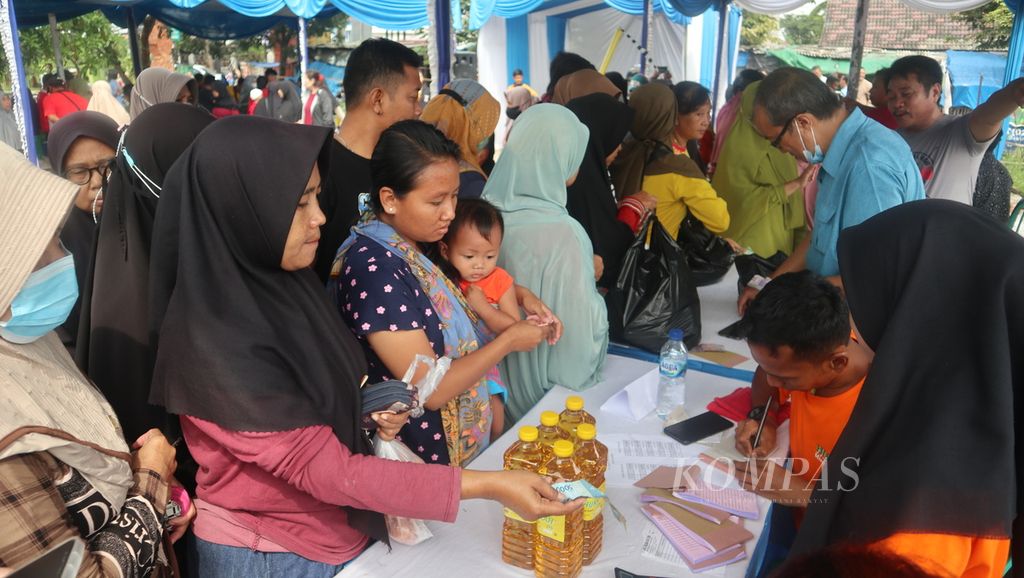 Warga mengantre membeli minyak goreng di Lapangan Kebon Pelok, Kecamatan Harjamukti, Kota Cirebon, Jawa Barat, Selasa (14/3/2023).